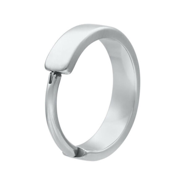 Anillo articulado plateado de acero quirúrgico sobre fondo blanco
