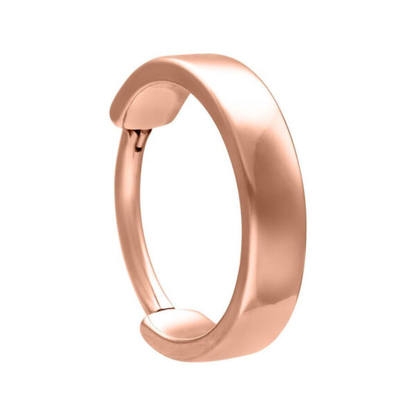 Anillo de piercing de oro rosa con 12 mm de diámetro interno sobre fondo blanco