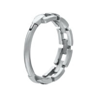 Anillo Clicker de Eslabones de Cadena Plateado de acero quirúrgico sobre fondo blanco