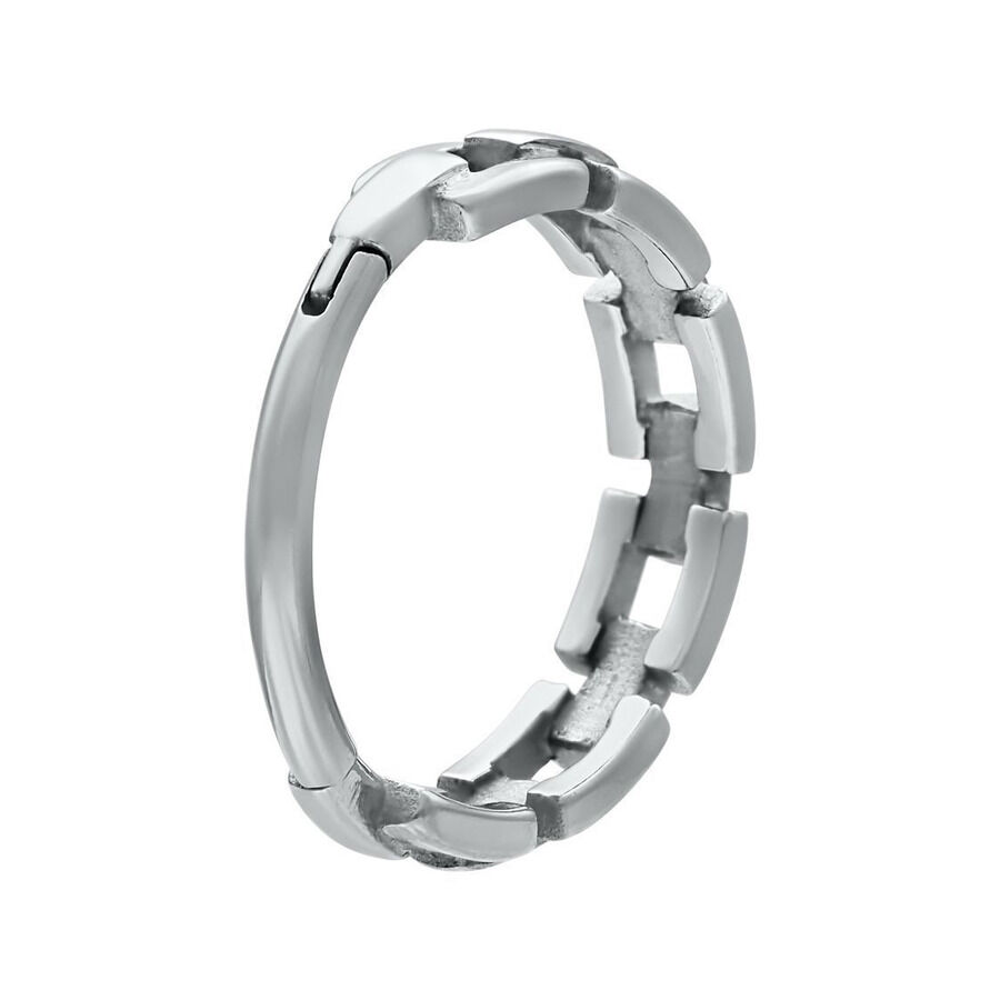 Anillo Clicker de Eslabones de Cadena Plateado de acero quirúrgico sobre fondo blanco