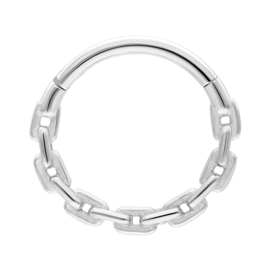 Anillo de piercing plateado con diseño de cadena de ancla de acero quirúrgico sobre fondo blanco