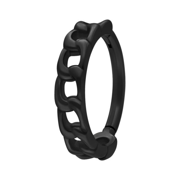 Anillo de piercing negro de acero quirúrgico con diseño de cadena sobre fondo blanco