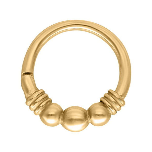 Clicker de septum dorado de acero quirúrgico con adorno de bolas sobre fondo blanco