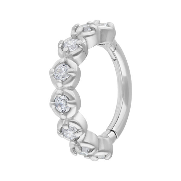 Anillo de piercing plateado con cristales claros sobre fondo blanco