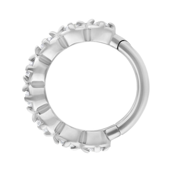 Anillo articulado plateado con cristales sobre fondo blanco