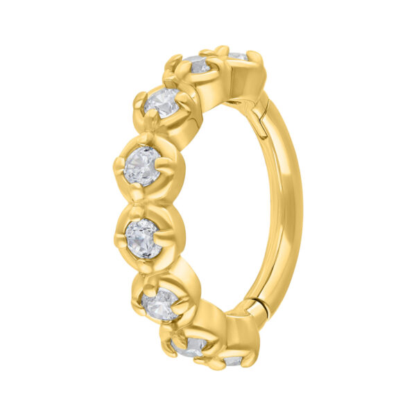 Anillo dorado con bisagra de acero quirúrgico con cristales claros sobre fondo blanco
