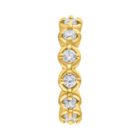 Anillo articulado dorado con cristales claros sobre fondo blanco