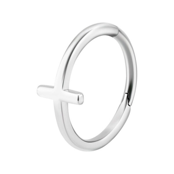 Anillo de piercing plateado con detalle de cruz sobre fondo blanco