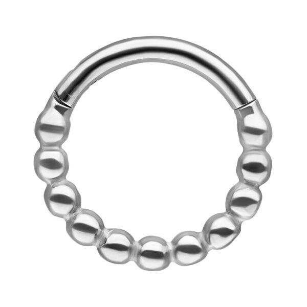 Anillo de piercing plateado con diseño de bolas y 6,0 mm de diámetro interno sobre fondo blanco