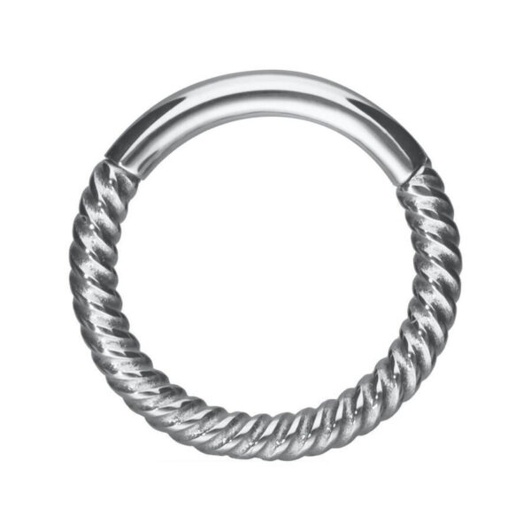 Anillo de piercing plateado con estructura de cadena torcida sobre fondo blanco