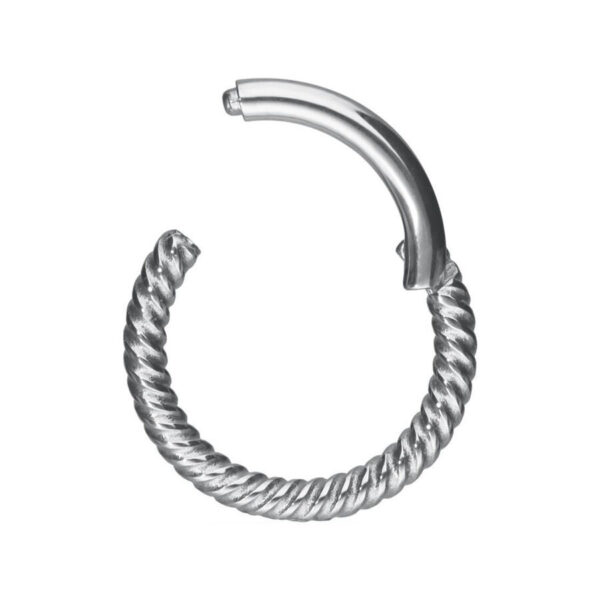 Anillo de piercing plateado con cadena retorcida sobre fondo blanco