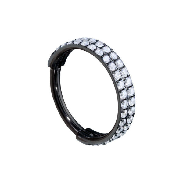Anillo de metal negro con doble fila de cristales sobre fondo blanco