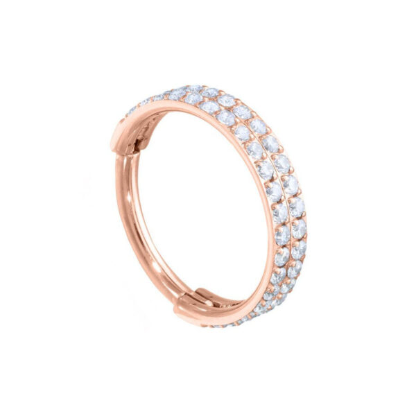 Anillo de piercing en oro rosa con piedras cristalinas, 10 mm de diámetro interno, sobre fondo blanco