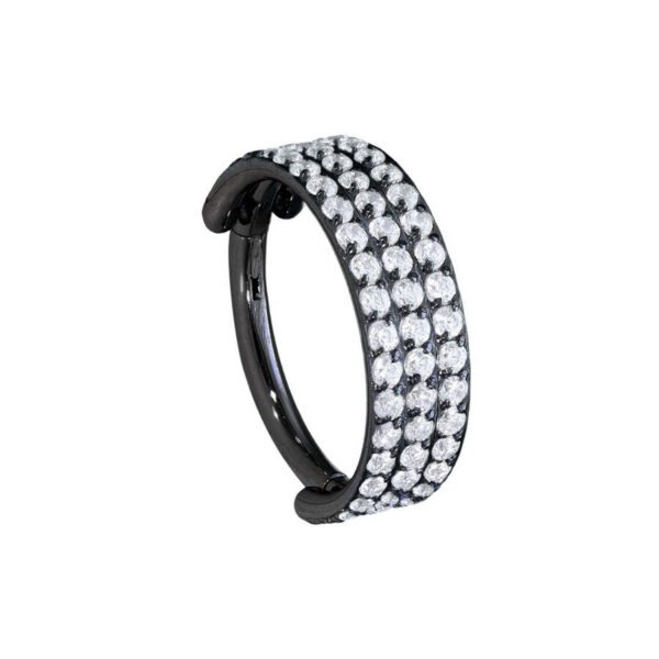 Anillo de piercing negro con cristales claros, 10 mm de diámetro, sobre fondo blanco