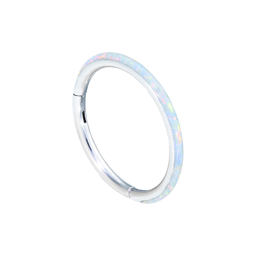 Anillo de piercing plateado de acero quirúrgico con ópalo blanco sobre fondo blanco