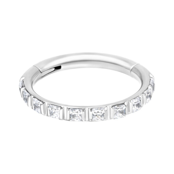 Anillo de piercing plateado con cristales claros sobre fondo blanco