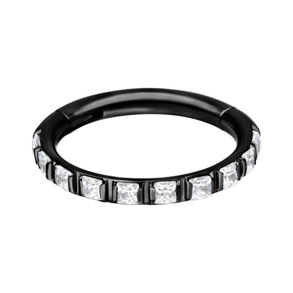 Clicker de piercing negro con piedras cristalinas sobre fondo blanco