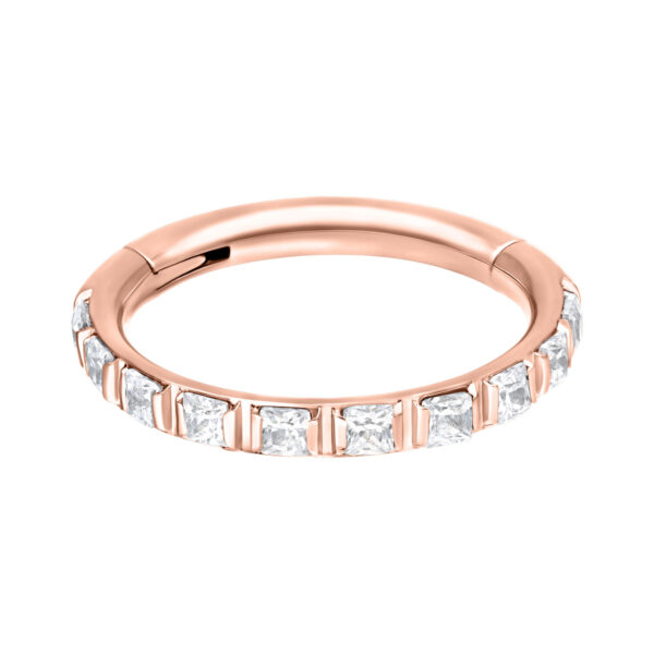 Anillo articulado en oro rosa con cristales claros sobre fondo blanco