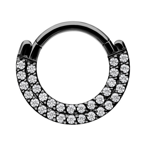 Anillo de piercing negro con dos filas de cristales claros sobre fondo blanco