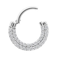 Clicker de doble fila con cristales en plata Aro plateado para piercing con doble fila de cristales sobre fondo blanco