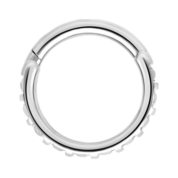 Anillo de piercing plateado con cristales sobre fondo blanco