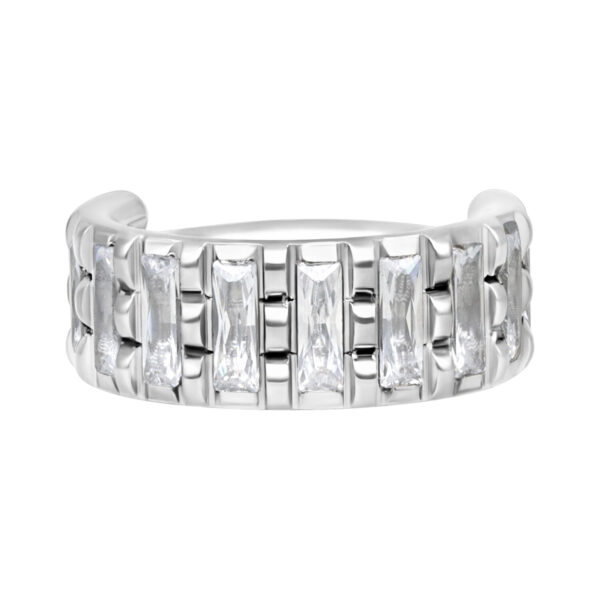 Anillo de piercing plateado con cristales claros sobre fondo blanco