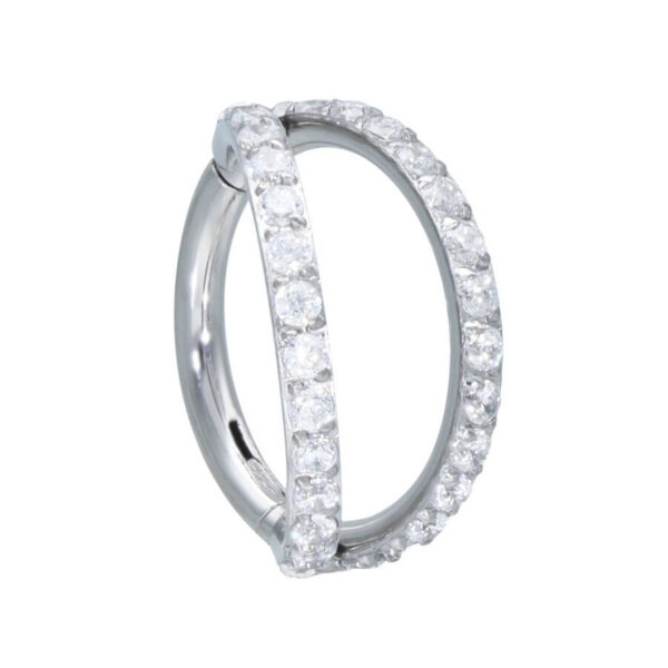 Anillo clicker plateado con doble fila de cristales sobre fondo blanco