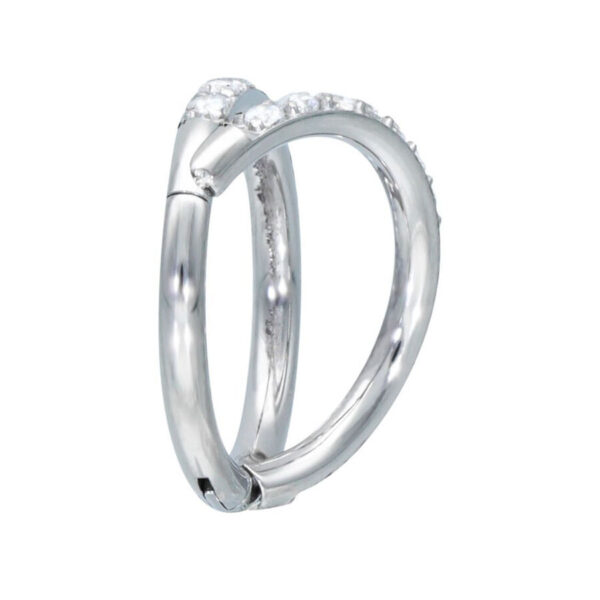 Clicker Piercing plateado con cristales sobre fondo blanco