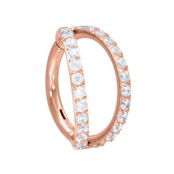 Piercing clicker en oro rosado con doble fila de cristales sobre fondo blanco