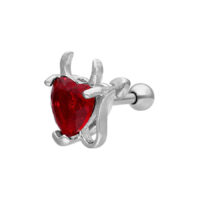 Barra para oreja plateada con cristal rojo en forma de corazón y cuernos de diablo, sobre fondo blanco
