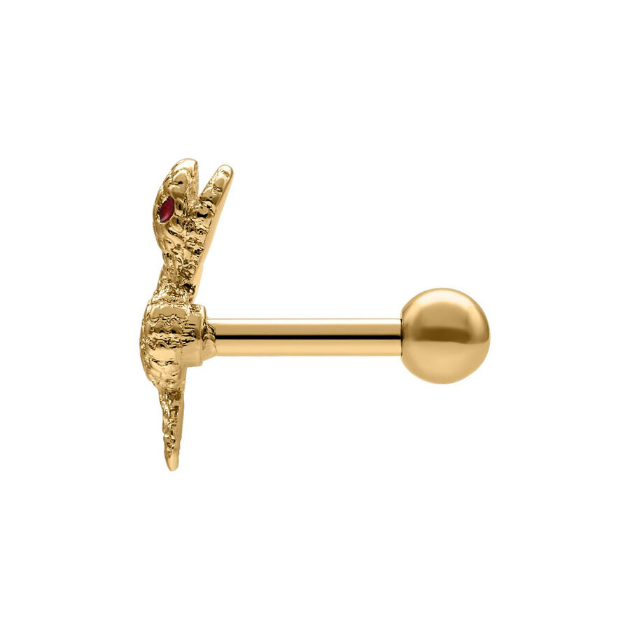 Piercing de oreja Barbell dorado con serpiente Barbell dorado de serpiente con ojo rojo sobre fondo blanco