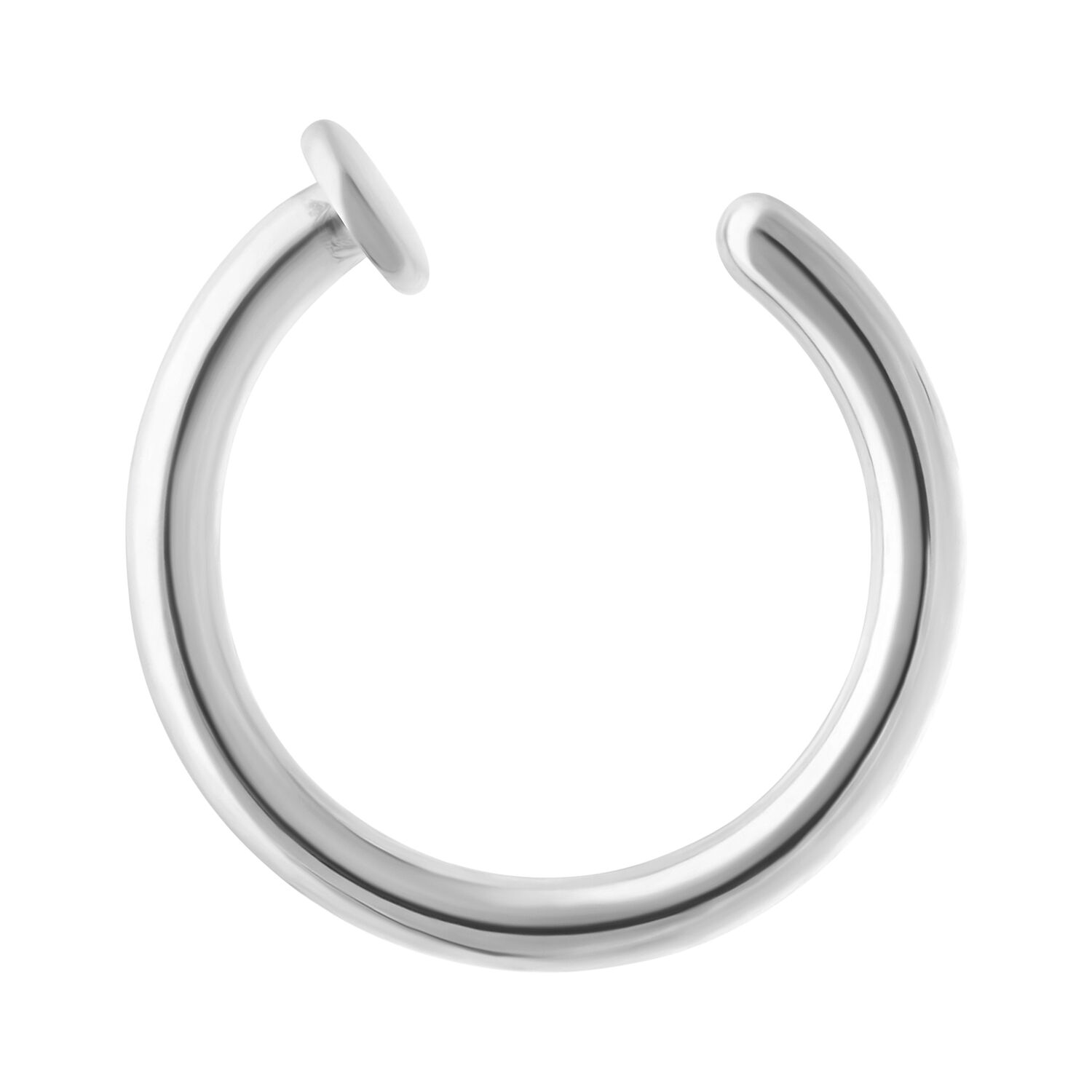 Aro de nariz abierto plateado de acero quirúrgico sobre fondo blanco