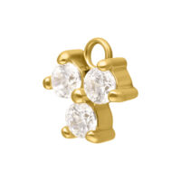 Colgante de piercing dorado con tres cristales claros sobre fondo blanco
