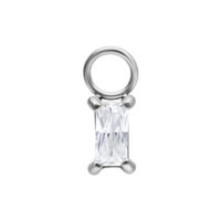 Colgante de baguette de cristal plateado sobre fondo blanco