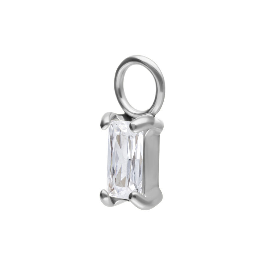 Colgante de piercing plateado con cristal rectangular sobre fondo blanco