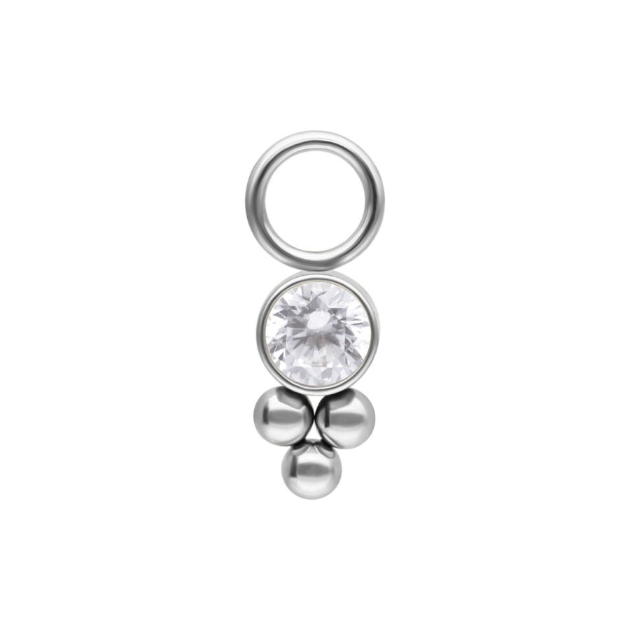 Colgante de piercing plateado con cristal redondo y bolas sobre fondo blanco