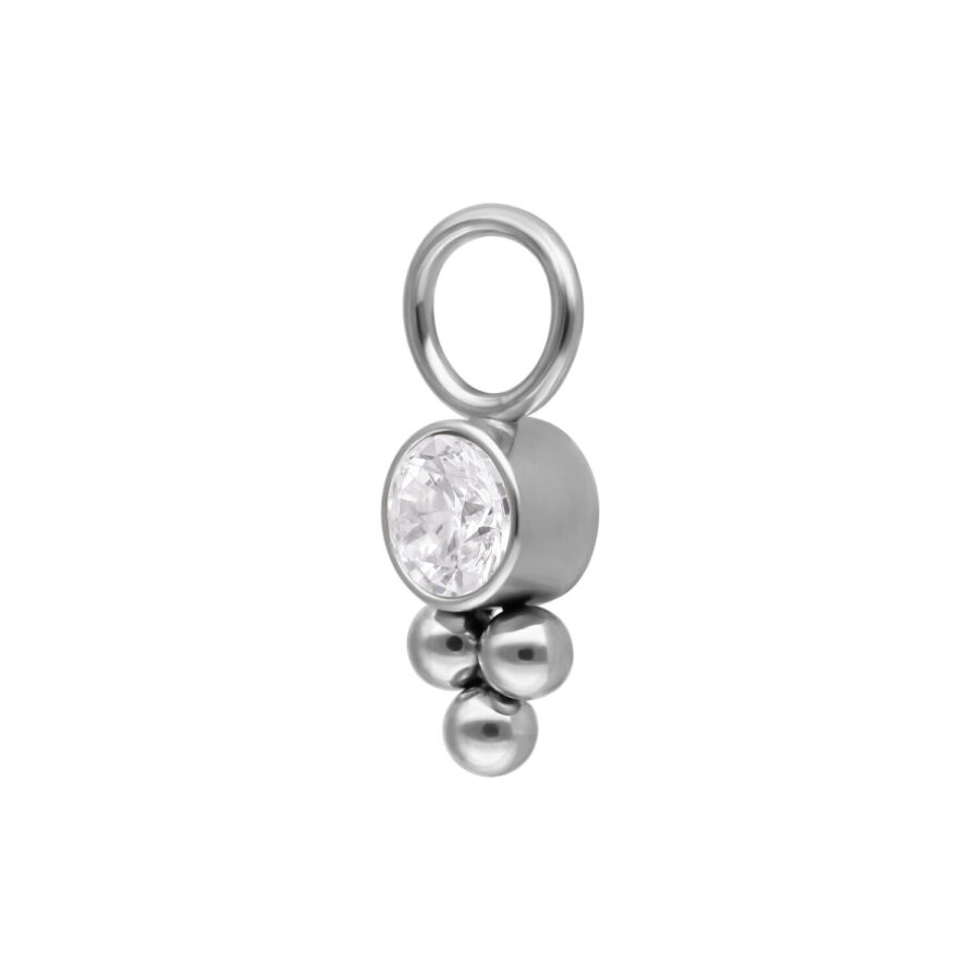 Colgante de piercing de racimo de cristal plateado de acero quirúrgico sobre fondo blanco