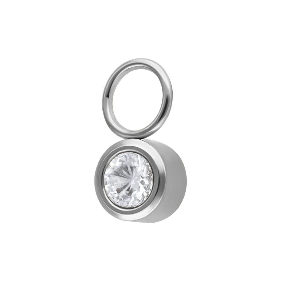 Colgante de piercing redondo plateado con cristal claro sobre fondo blanco