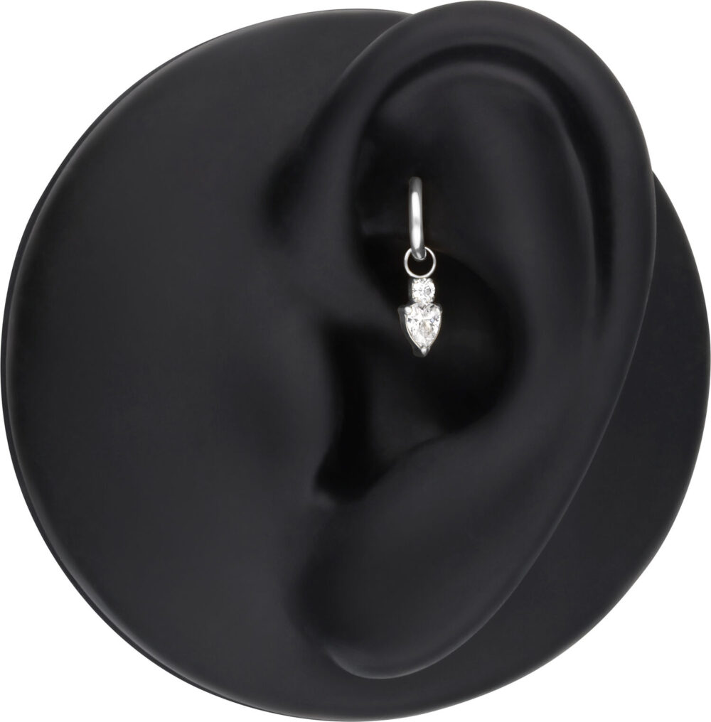 Pendiente de piercing de oreja en plata con cristal en modelo de oreja negro