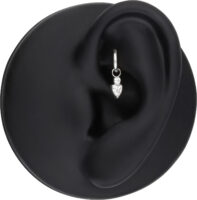 Pendiente de piercing de oreja en plata con cristal en modelo de oreja negro