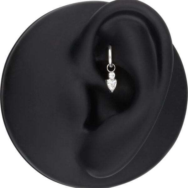 Pendiente de piercing de oreja en plata con cristal en modelo de oreja negro
