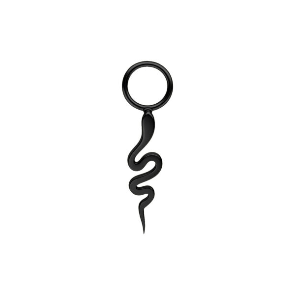 Colgante de piercing de serpiente negro de metal sobre fondo blanco