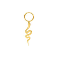 Colgante de serpiente dorado de acero quirúrgico 316L sobre fondo blanco