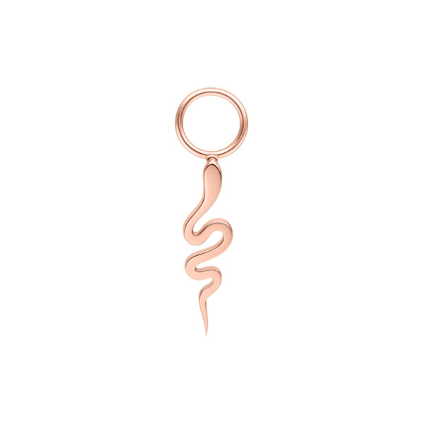 Elegante colgante de serpiente en oro rosa sobre fondo blanco