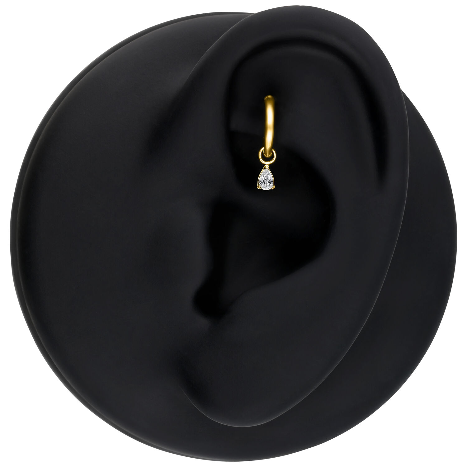 Colgante de gota de cristal dorado en oreja sobre fondo negro