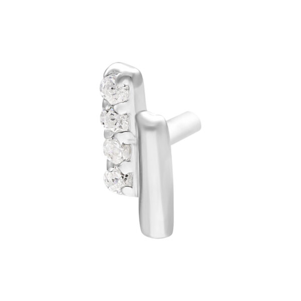Accesorio de piercing plateado con cuatro cristales claros sobre fondo blanco