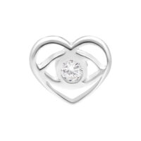 Accesorio en forma de corazón de plata con cristal claro en el centro sobre fondo blanco