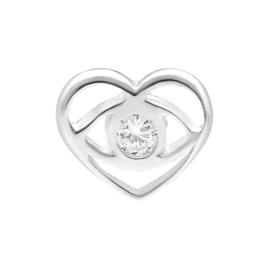 Accesorio en forma de corazón de plata con cristal claro en el centro sobre fondo blanco