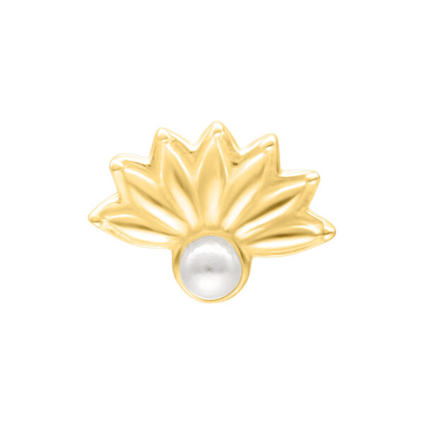 Adorno dorado con perlas sobre fondo blanco