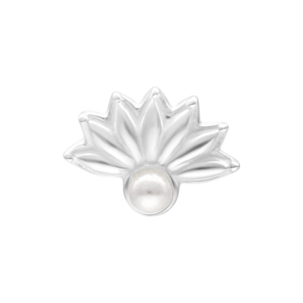 Accesorio de pavo real plateado con perla sobre fondo blanco